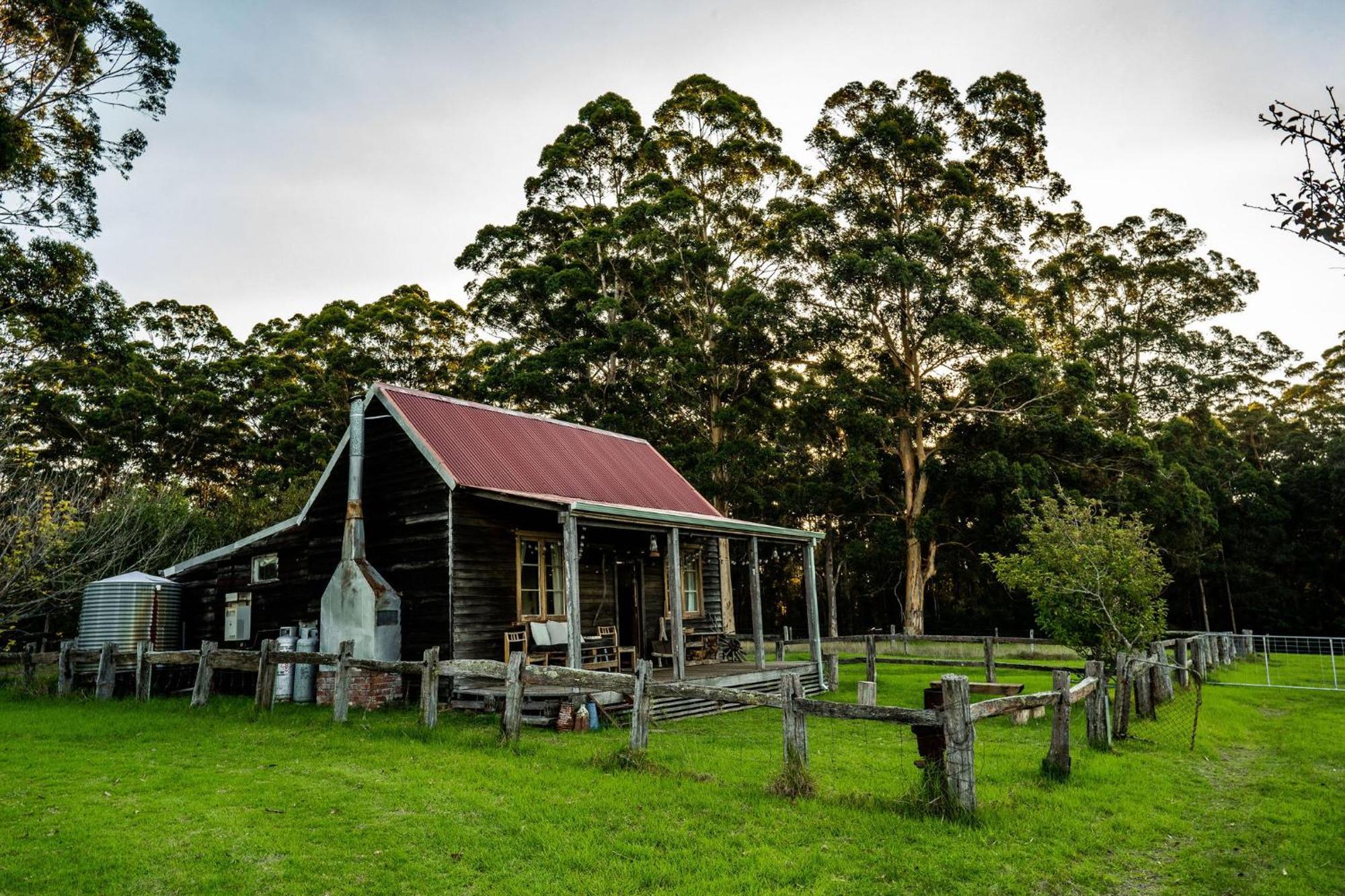 Cosy Farmstay: Green Cabin At Whispering Woods Beedelup Bagian luar foto