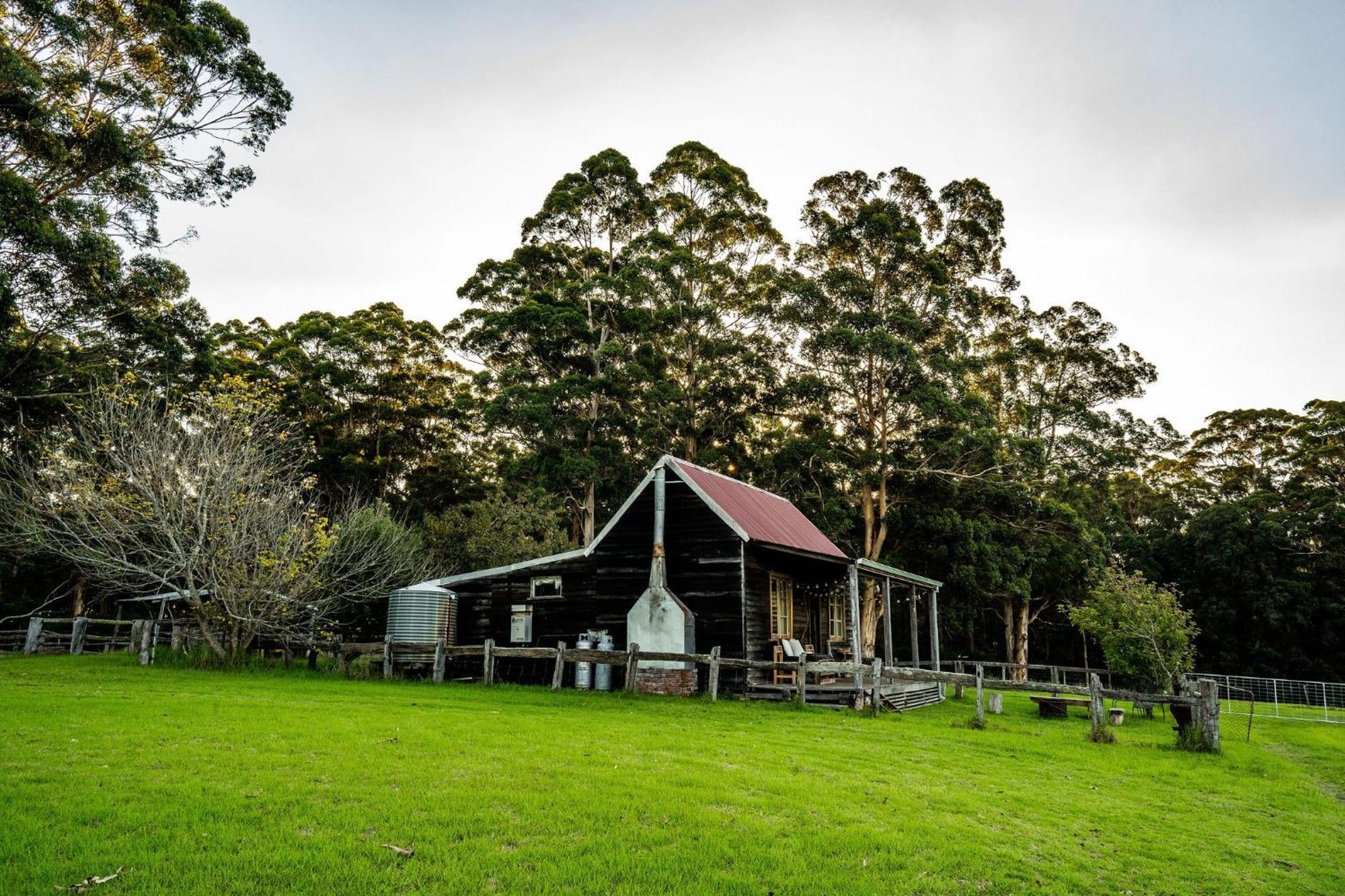 Cosy Farmstay: Green Cabin At Whispering Woods Beedelup Bagian luar foto